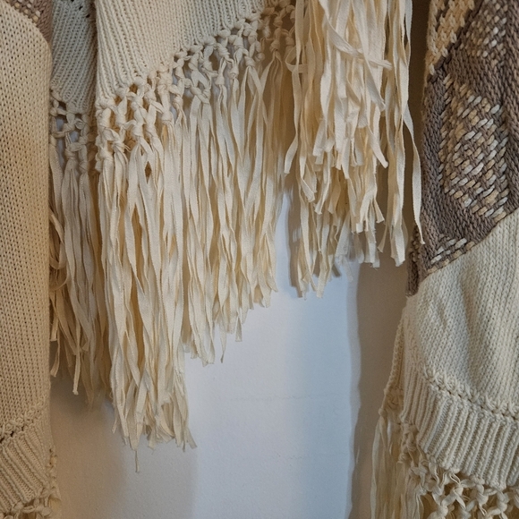 Anthropologie Calipatria Poncho by Moth with Fringe Detail Neutral Tan Cream EUC - Picture 5 of 9